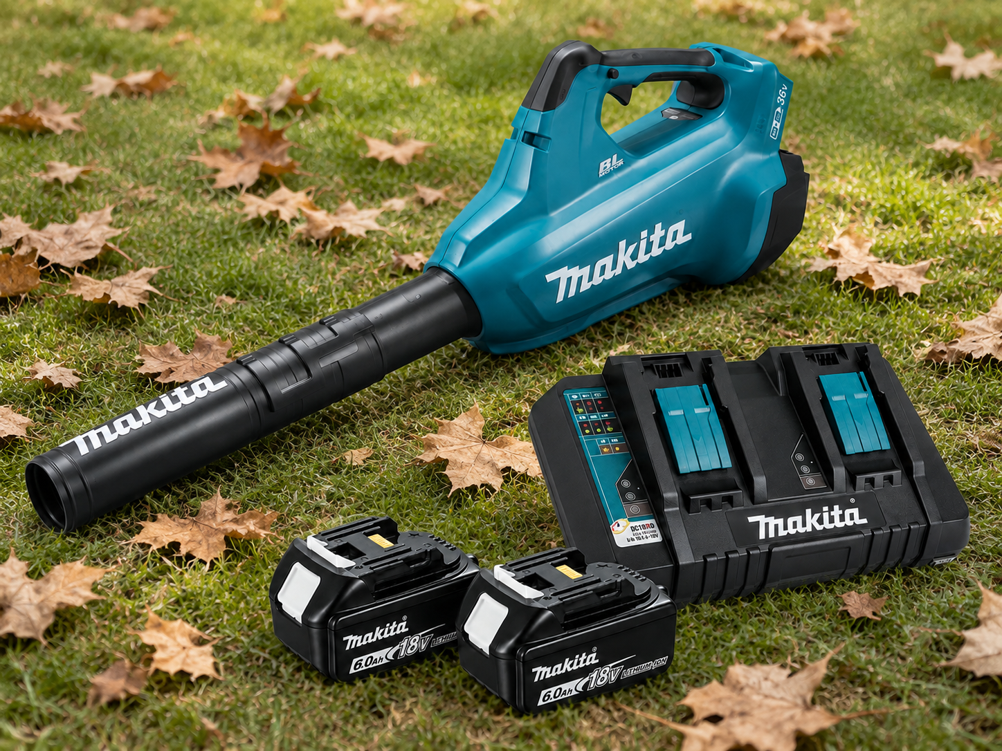 Kit Combo Makita completo: soprador DUB362Z com tubos, duas baterias BL1860B 18V 6,0Ah e carregador duplo DC18RD sobre gramado com folhas secas